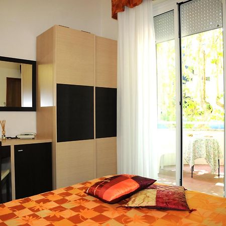 Hotel Flora Белариа-Игеа Марина Екстериор снимка