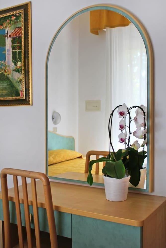 Hotel Flora Белариа-Игеа Марина Екстериор снимка