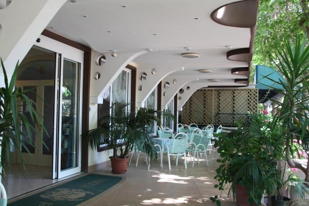 Hotel Flora Белариа-Игеа Марина Екстериор снимка