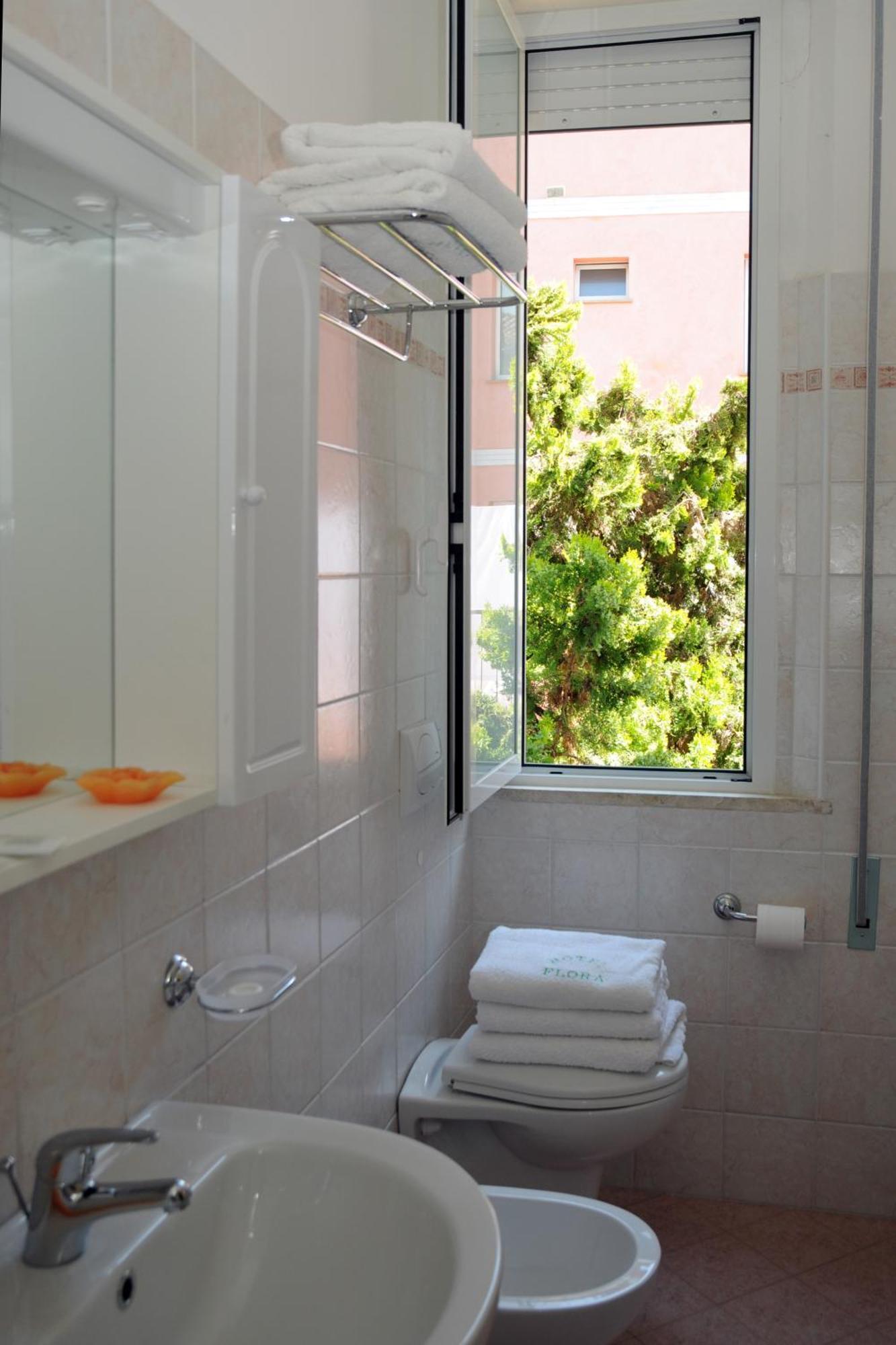 Hotel Flora Белариа-Игеа Марина Екстериор снимка