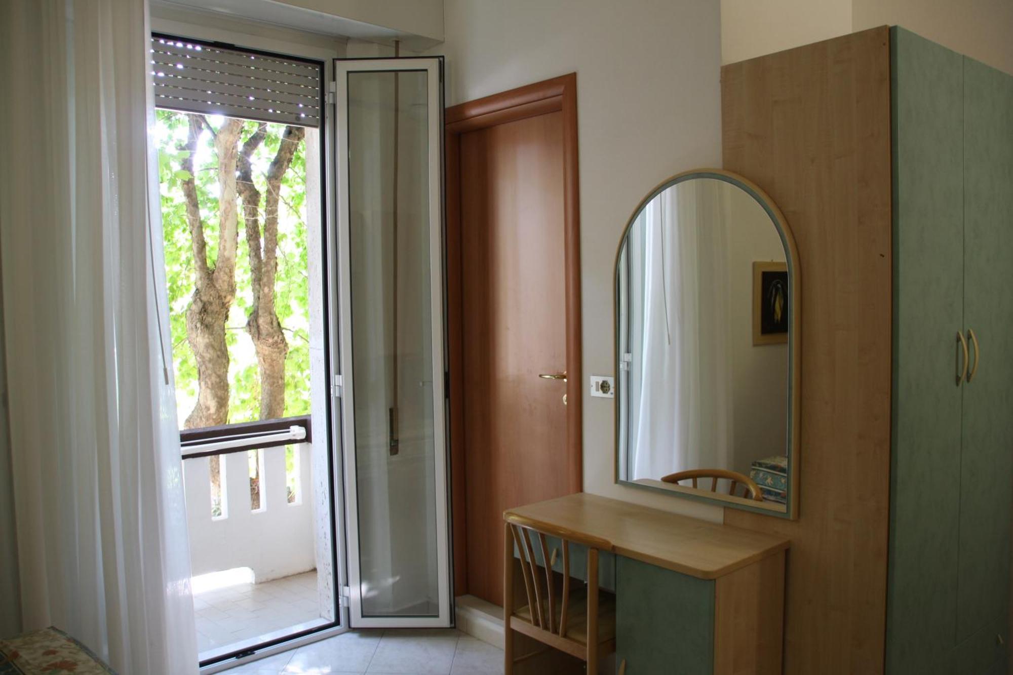 Hotel Flora Белариа-Игеа Марина Стая снимка