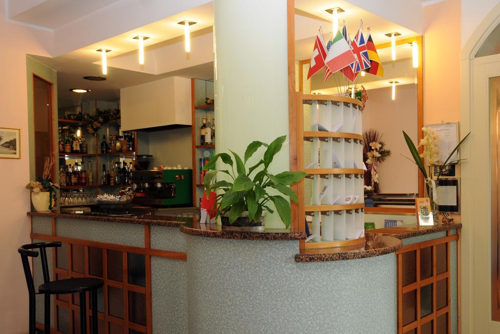 Hotel Flora Белариа-Игеа Марина Екстериор снимка