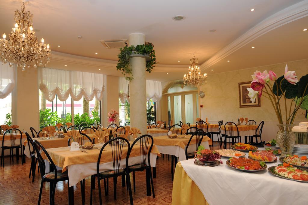 Hotel Flora Белариа-Игеа Марина Екстериор снимка