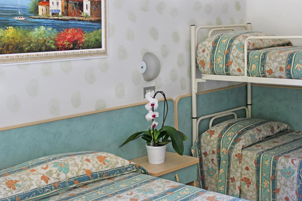Hotel Flora Белариа-Игеа Марина Екстериор снимка