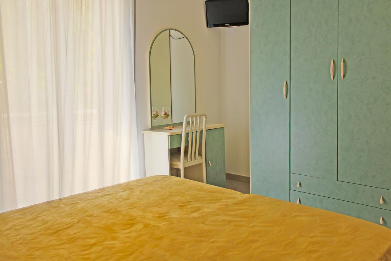 Hotel Flora Белариа-Игеа Марина Екстериор снимка