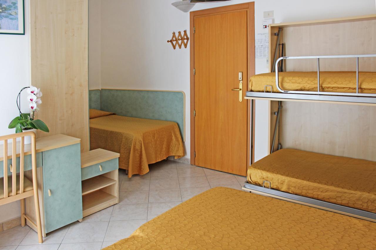 Hotel Flora Белариа-Игеа Марина Екстериор снимка