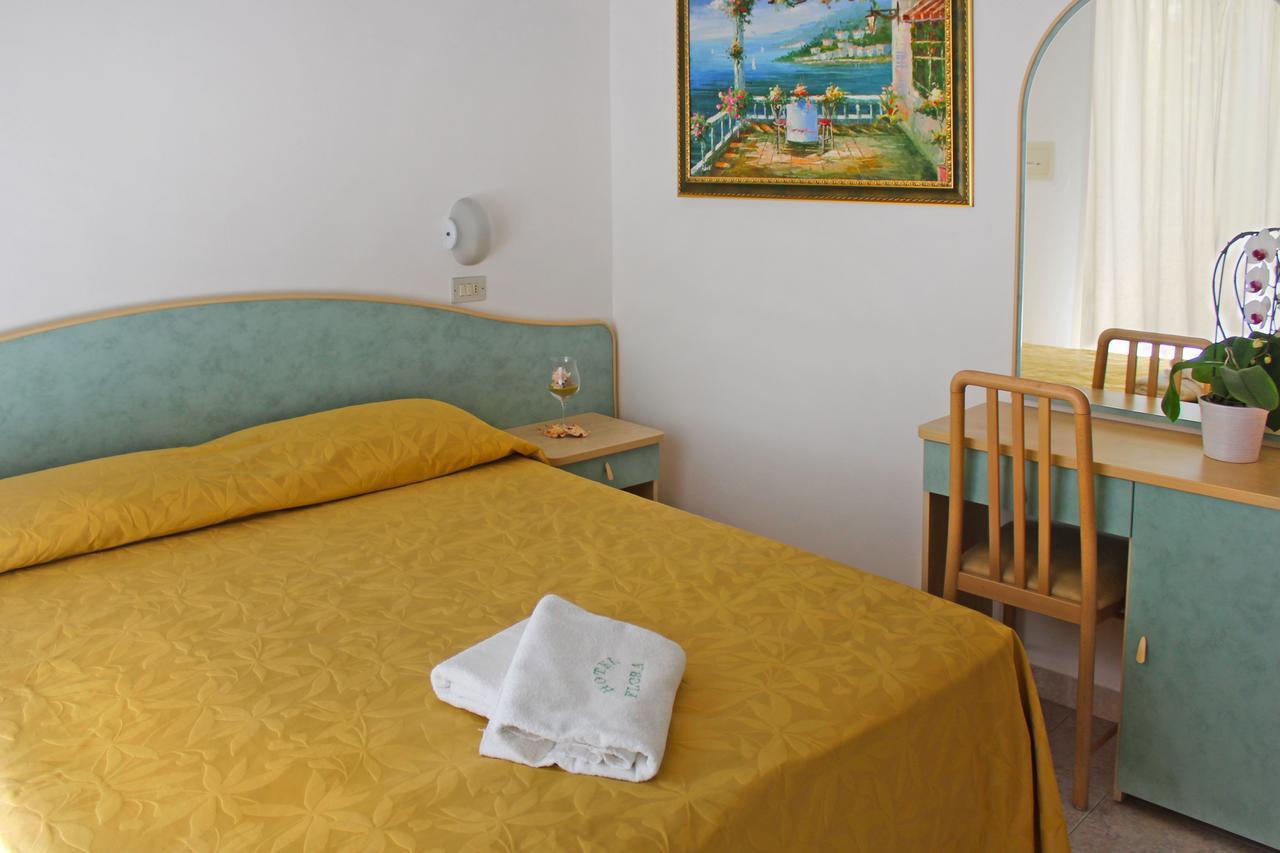 Hotel Flora Белариа-Игеа Марина Екстериор снимка