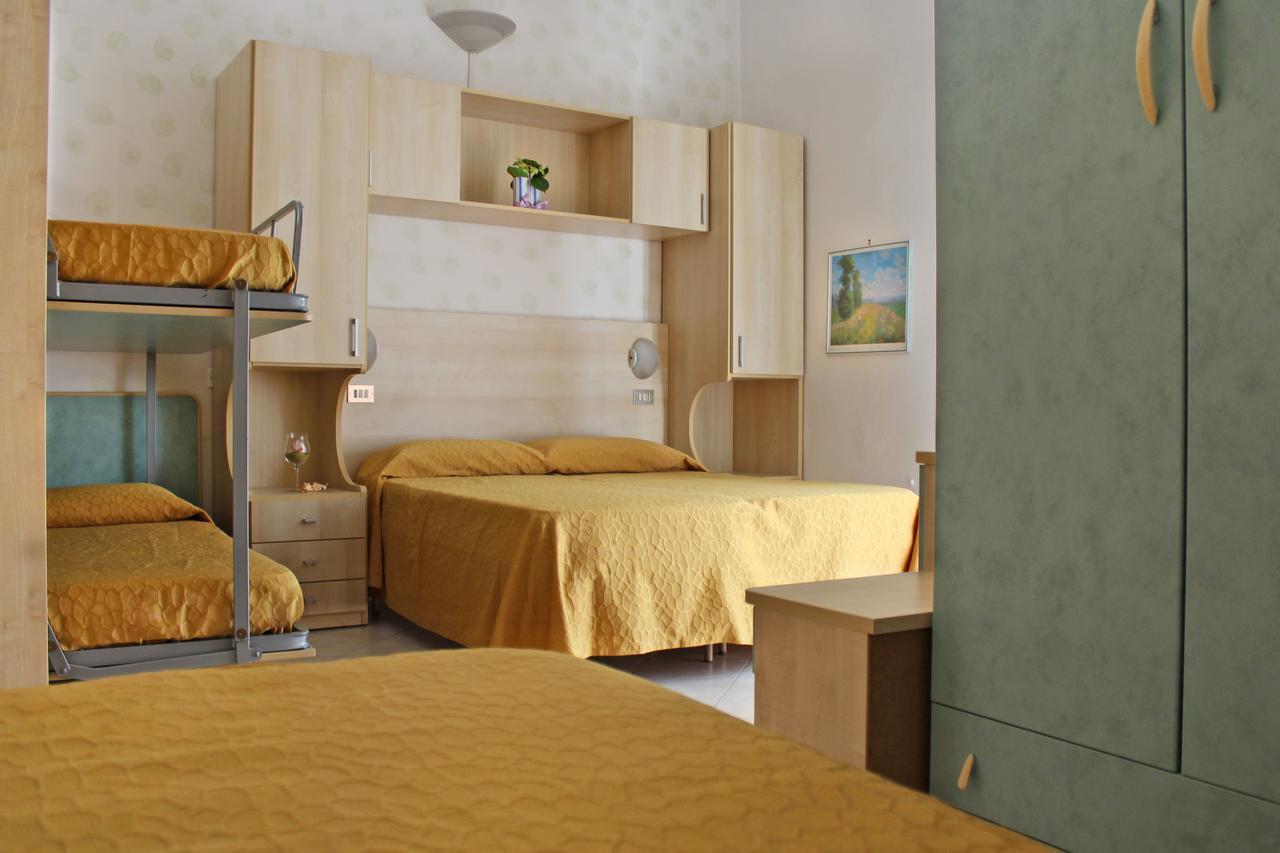 Hotel Flora Белариа-Игеа Марина Екстериор снимка
